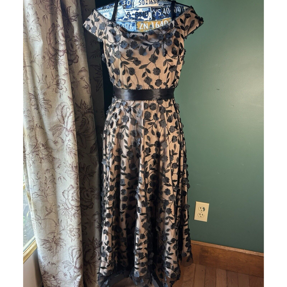 R&M Richards Women's Formal Dress‎ Black Floral Lace with Nude Lining Size 6